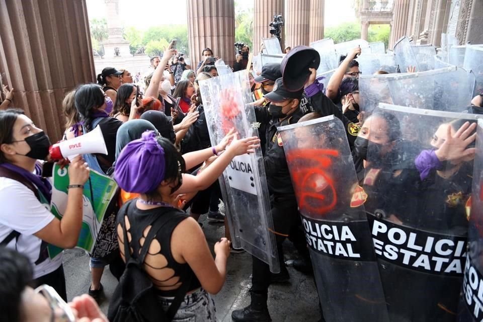 Manifestantes se enfrentaron con policías que resguardan el Palacio de Gobierno.