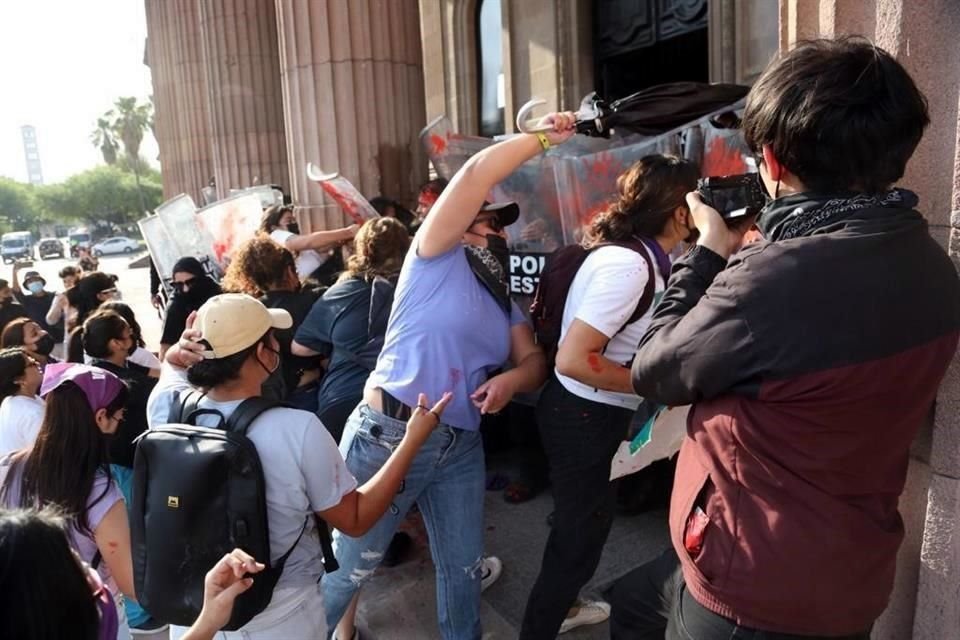 Al no poder entrar, manifestantes optaron por incendiar una puerta del Palacio de Gobierno, como sucedió en la manifestación del pasado 8 de marzo.