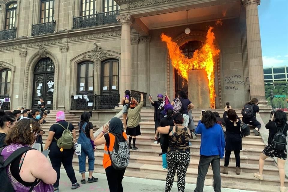 Luego de que policías les impidieron entrar, manifestantes prendieron fuego a una puerta del Palacio de Gobierno.