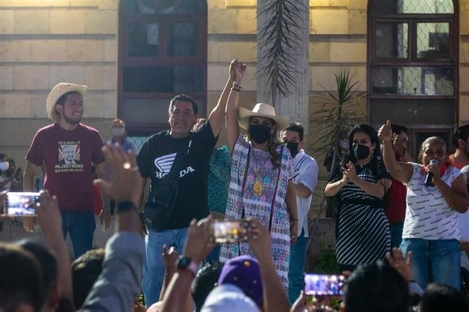 La Gobernadora de Guerrero, Evelyn Salgado, y su padre, Félix, celebraron la participación de la gente en consulta popular en Chilpancingo.