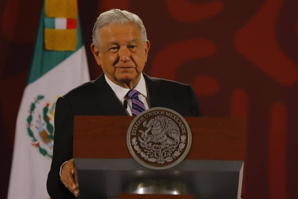 El Presidente en conferencia de prensa.