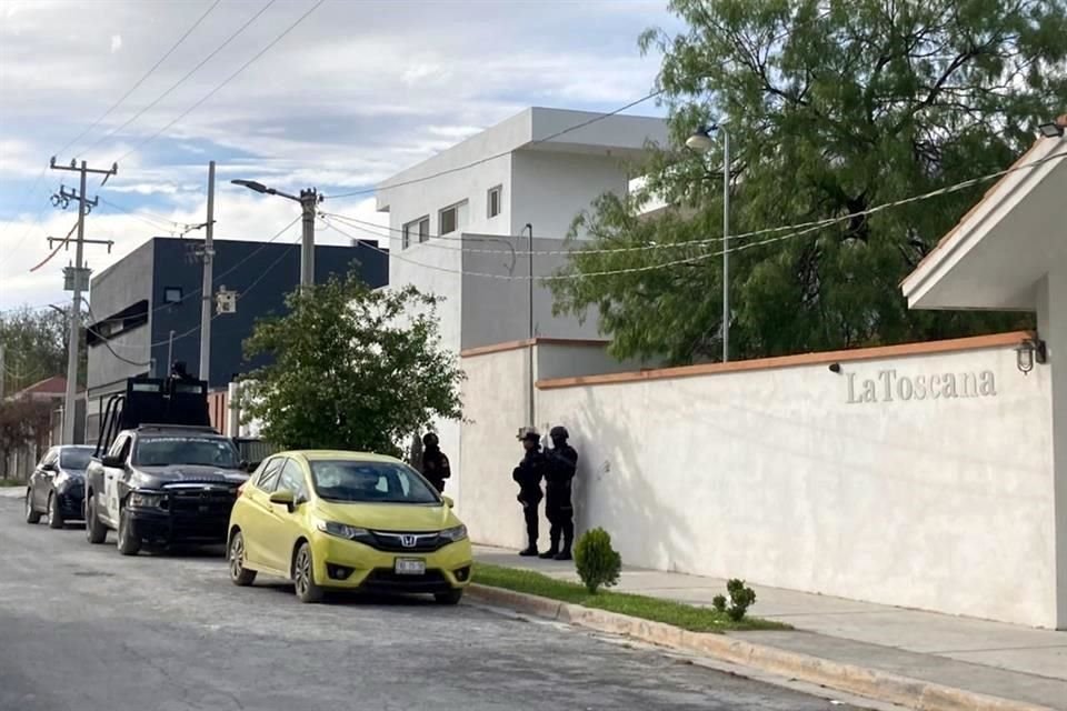 Los policías realizan la búsqueda en áreas abiertas del sector.