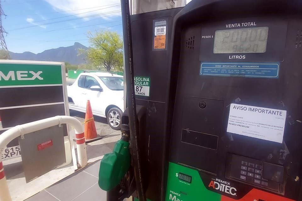 Ante la falta de la Premium, una gasolinaera ubicada en Guadalupe optó por informar a sus clientes a través de un aviso pegado en las bomba.