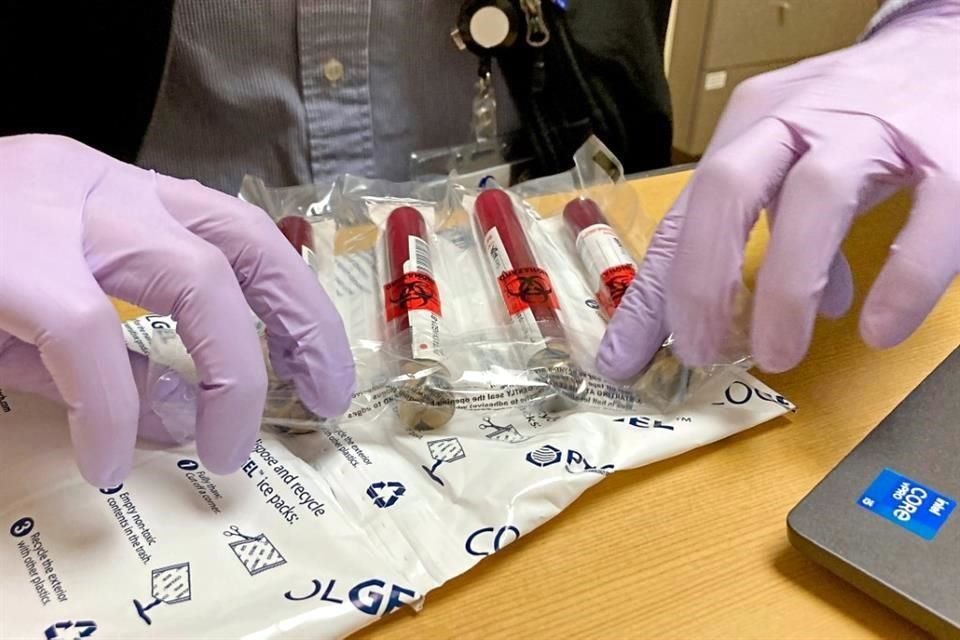 Muestras de sangre de un voluntario a un estudio clínico sobre la eficacia de una nueva tecnología para la detección de cáncer.