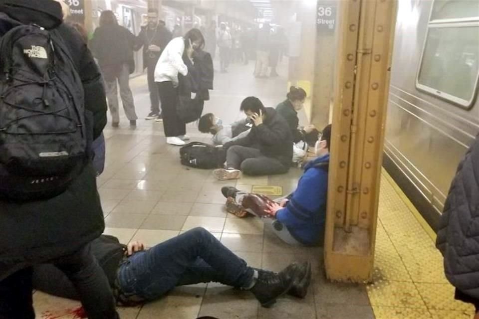 En redes sociales circularon fotos de las personas heridas afuera de un tren del Metro.