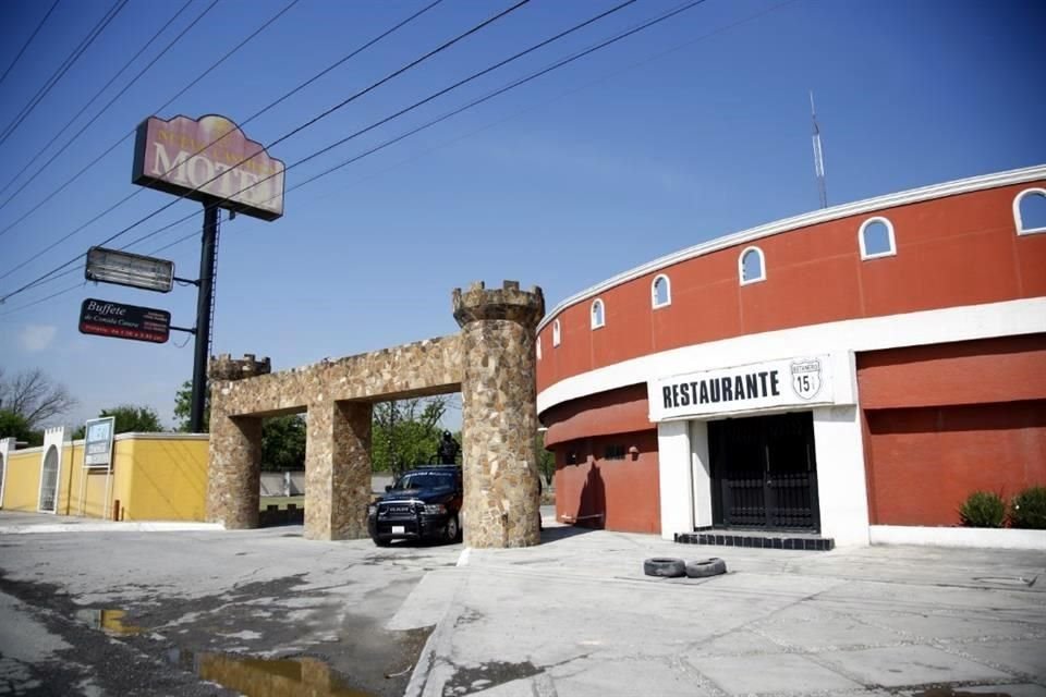 Autoridades resguardan el motel Nueva Castilla, en Escobedo.
