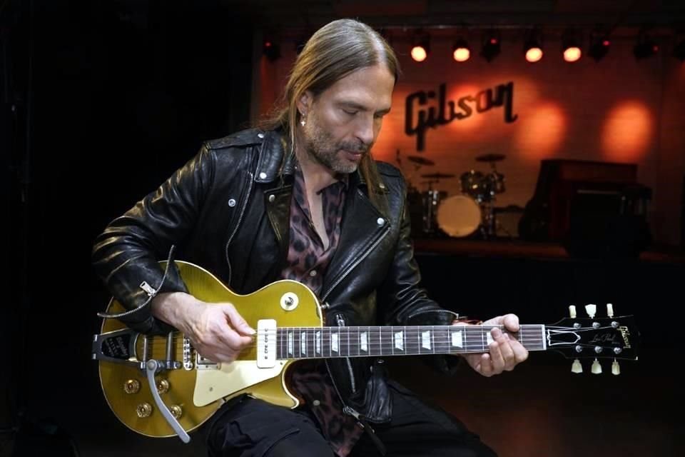 Sergio Vallín, guitarrista de Maná, es el primer artista latino en contar con una guitarra Les Paul Goldtop de Gibson, nombrada en su honor.