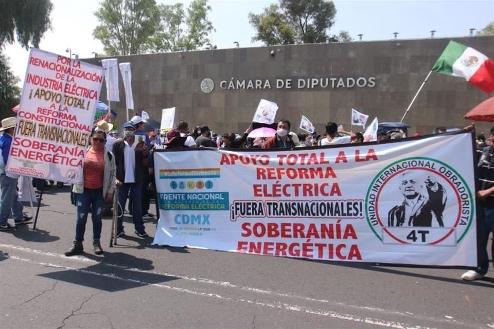 Los inconformes portaban carteles en los que se leían frases como '¿Cuesta trabajo autorizar la reforma eléctrica porque no hay moches?'.