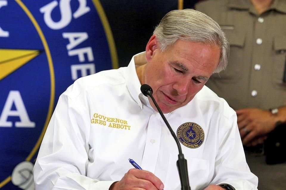 El Gobernador republicano Greg Abbott al anunciar sus nuevas medidas para frenar la migración.