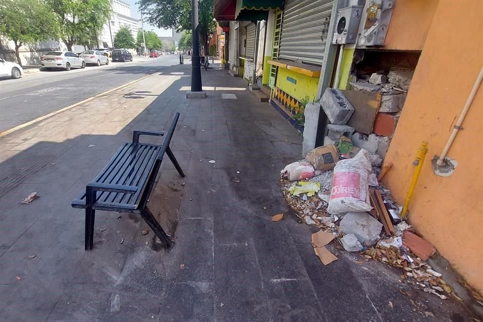 Pretende ser modelo de calle peatonal, pero actualmente Doctor Coss muestra deterioro por basura, maleza y daños.