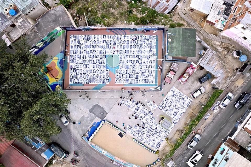Los retratos en gran formato de habitantes de Petare, en Venezuela, se exhibieron en una cancha.