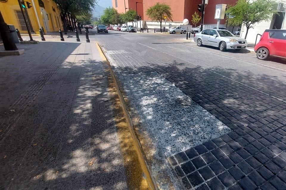 Algunos tramos de Dr. Coss se quedaron sin el acabado de concreto estampado que distingue a las calles del Centro.