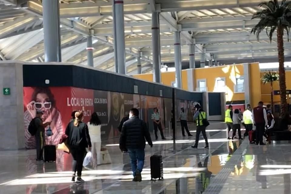 La mayoría de los lugares están cerrados y cubiertos con carteles donde se lee 'próximamente'.