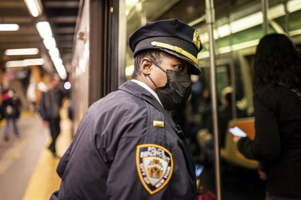 Policías de la ciudad inspeccionan los vagones del Metro este miércoles, un día después del ataque.