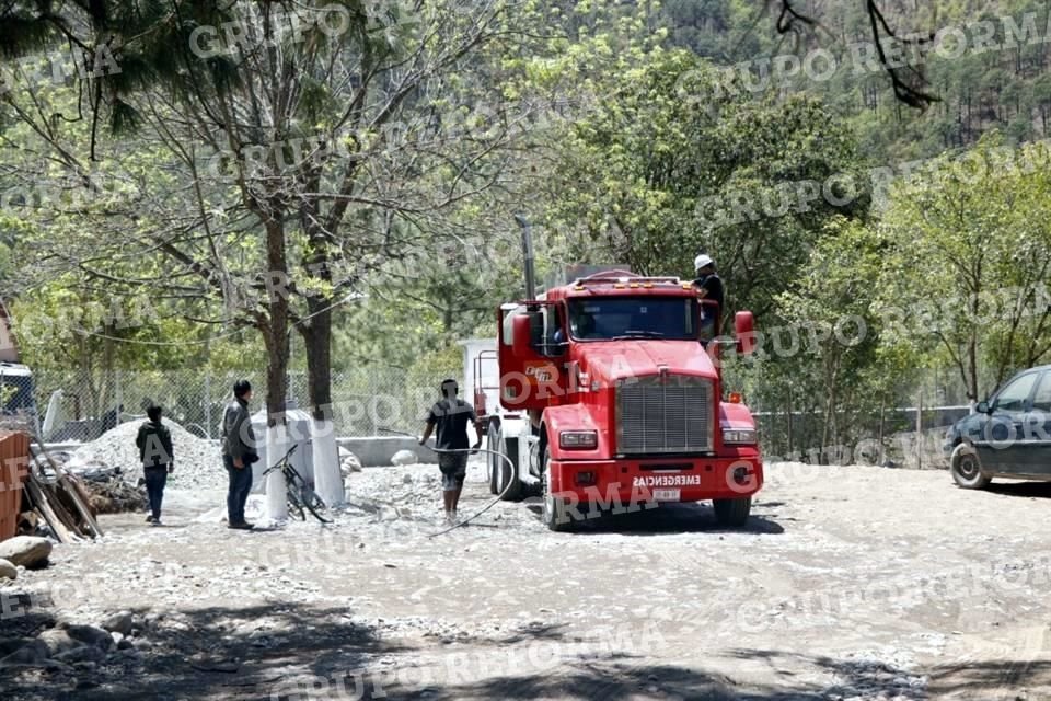 Los brigadistas aceleraron las labores de prevención para evitar que el incendio alcance la zona de cabañas.