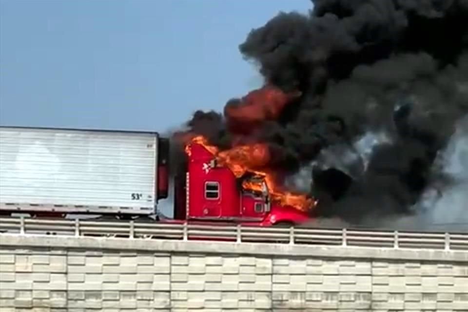 Uno de los camiones incendiados de modelo reciente estaba en la cima del paso desnivel (caracol), sobre Avenida Internacional y el Libramiento Reynosa-Matamoros.