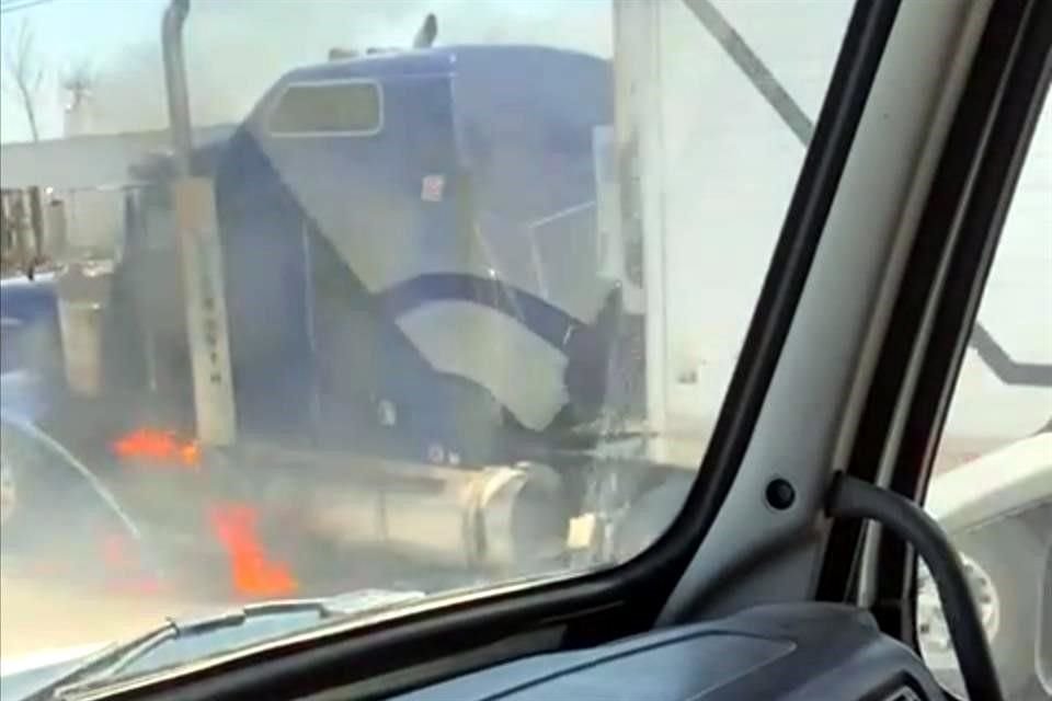 Otro tráiler está en la orilla de la carretera Río Bravo-Reynosa.