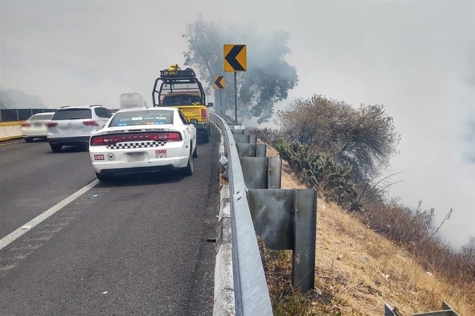 Un incendio en la carretera México-Cuernavaca ha provocado largas filas de automóviles que tienen poca visibilidad por el humo.