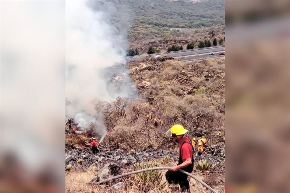 Servicios de emergencia combaten el siniestro.