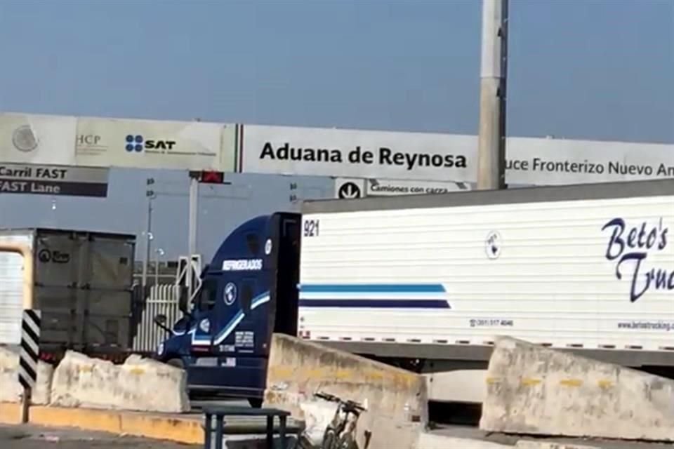 Alrededor de las 16:30 horas, los tráileres empezaron a circular en el Puente Reynosa-Pharr tras el bloqueo de transportistas y los ataques del crimen.