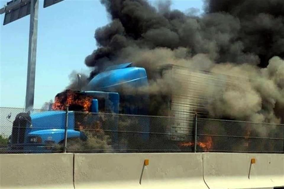 Al menos cuatro tráileres fueron incendiados por presuntos integrantes del crimen organizado en el Puente Reynosa-Pharr.
