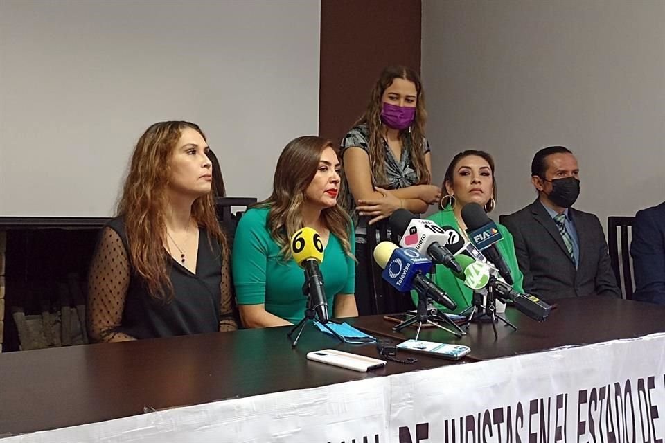 De derecha a izquierda son Vania Carranza, Georgina Argüeyo y Mara Andrea Guzmán López.