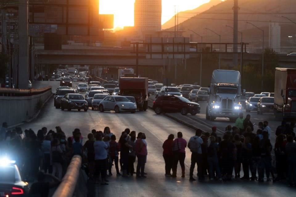 Alrededor de las 18:30 horas, los inconformes bloquearon los dos cuerpos de la arteria, lo que provocó filas largas de vehículos.