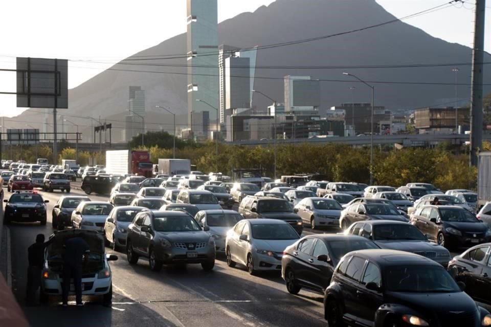 Agentes de Tránsito dialogaron con los inconformes y los convencieron de liberar el carril exprés para desfogar el tráfico.