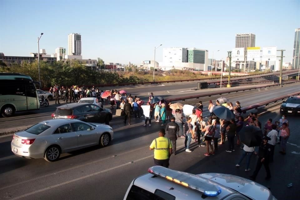 Después de 25 minutos, los inconformes bloquearon de nueva cuenta los dos cuerpos de Morones Prieto.