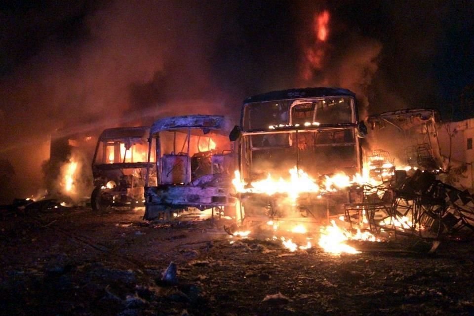 En los primeros informes se señaló que al menos 10 autobuses eran consumidos por el fuego que inició alrededor de las 22:00 horas.