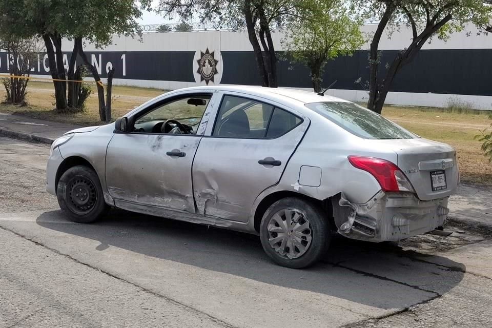 Durante la persecución el sospechoso chocó varios vehículos con su auto Nissan Versa plateado, el cual resultó con impactos de bala.