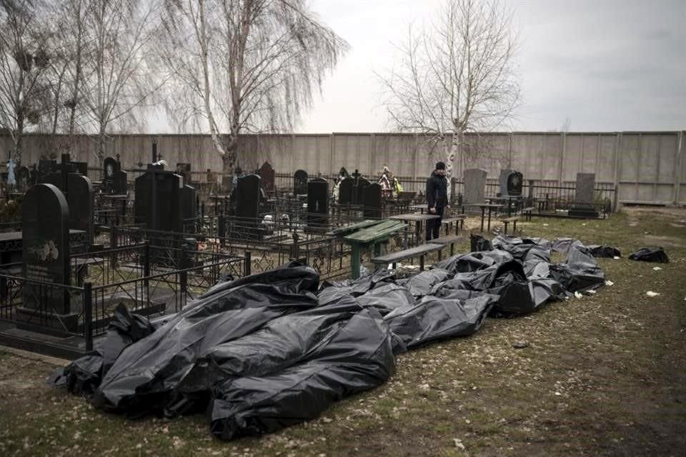 Más de 900 cadáveres de civiles han sido encontrados afuera de la capital de Ucrania desde la retirada de tropas rusas, según autoridades.