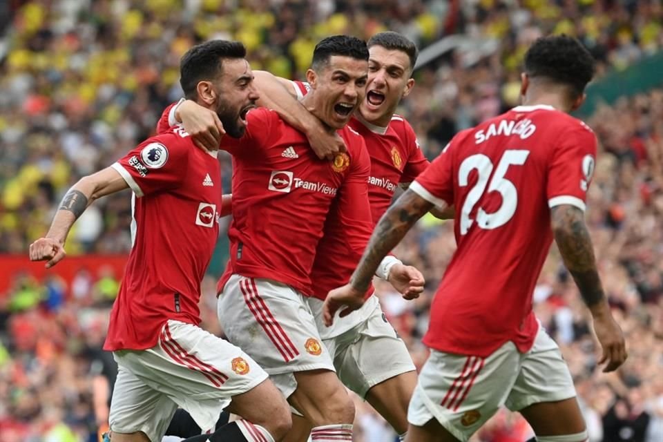 El portugués celebra con sus compañeros del Manchester United.