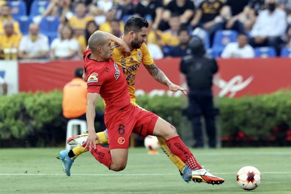 Jorge Torres Nilo recibió el cariño de la afición felina.