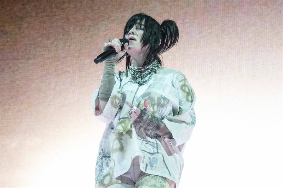 Billie Eilish cerró el día dos de Coachella con un show lleno de sorpresas, pues en sus invitados estuvo Khalid, Finneas y Damon Albarn.