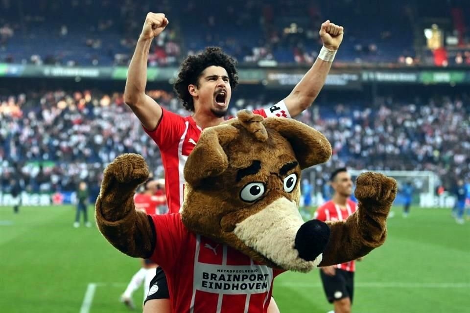 El brasileño Andre Ramalho celebrando con su afición.