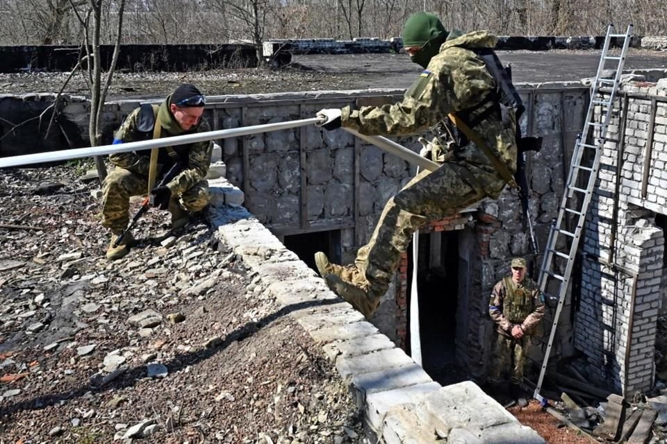 Miembros de la Fuerza de Defensa Territorial entrenan en Járkov.