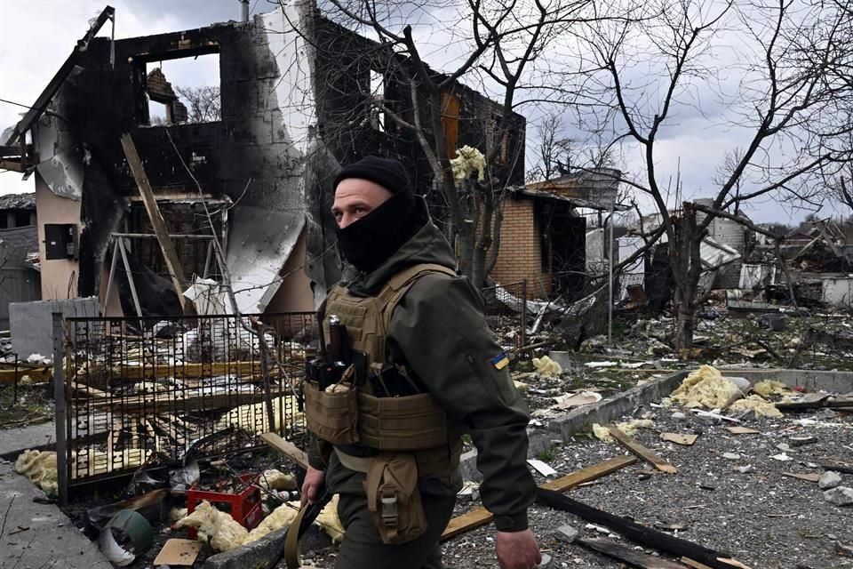 Un miembro de Fuerza de Defensa Territorial camina por el pueblo de Bohdanivka, a las afueras de Kiev.