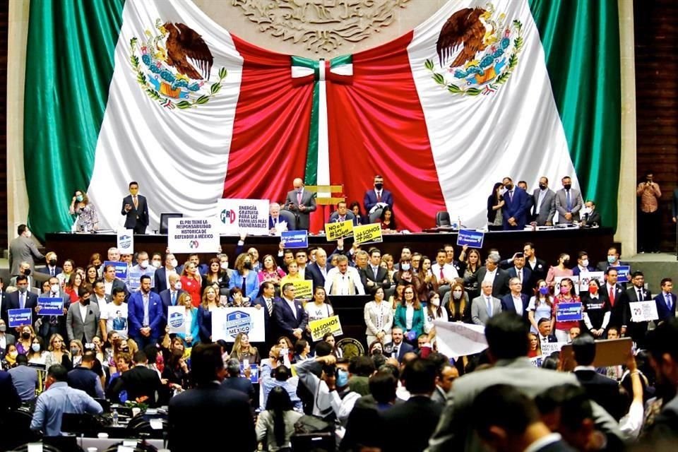 Resistencia. El bloque opositor del PRI, PAN y PRD con 198 votos y los 24 diputados de MC mantuvieron su rechazo a la reforma.