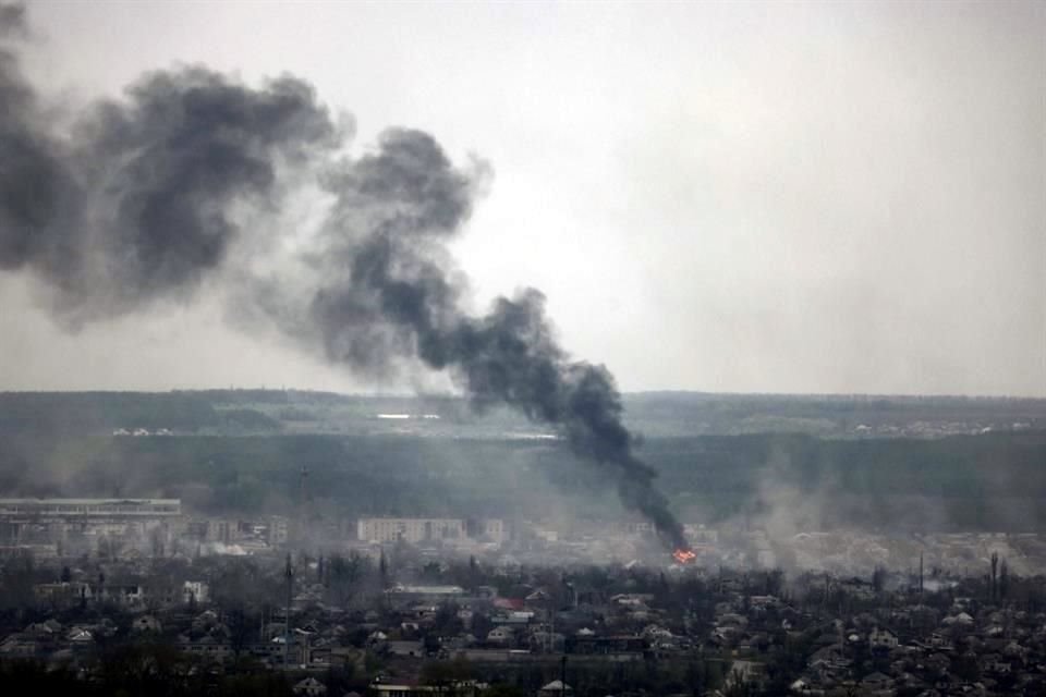 El humo se eleva sobre la ciudad de Rubizhne, Ucrania.