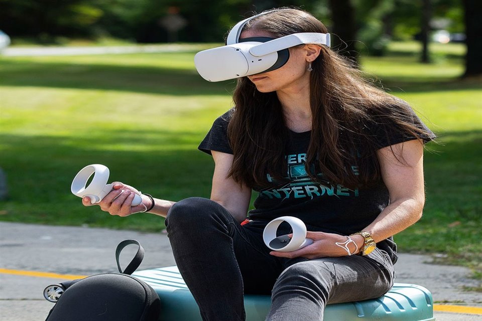 Los atletas también utilizan visores de realidad virtual para entrenar la visión deportiva.
