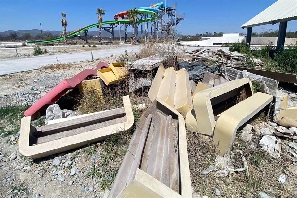 Aunque ya habían montado un tobogán y otras estructuras, el centro recreativo en Sabinas no fue concluído.