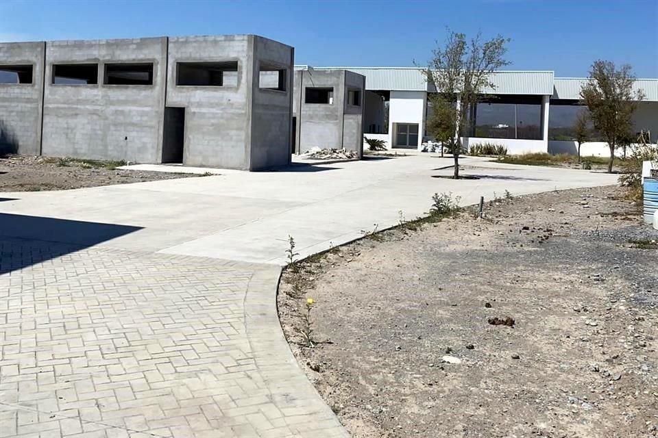 El parque aún tiene diversas edificaciones en obra gris y las palmeras que había se secaron.