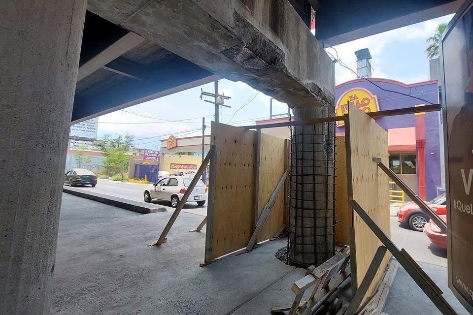 Una de las columnas aledañas a la lateral poniente de Gonzalitos es remozada por el Municipio regio.