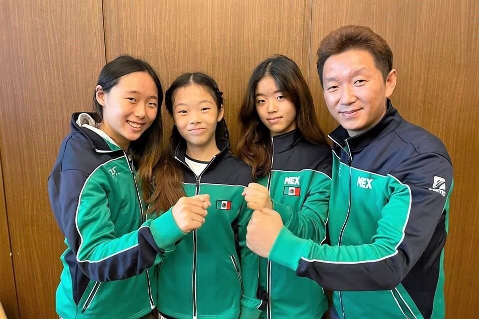 Las hermanas Cecilia (izq a der.), Sofía y Yenny Lee Kim competirán por México en el Mundial de Taekwondo, en Corea del Sur. Su papá, Kang Young Lee, las acompaña.