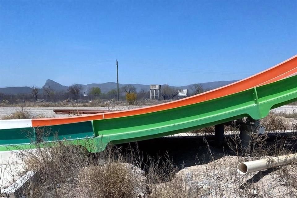 Entre los trabajos pendientes están los toboganes y fuentes. Diversas edificaciones permanecen en obra gris y las palmeras se secaron.