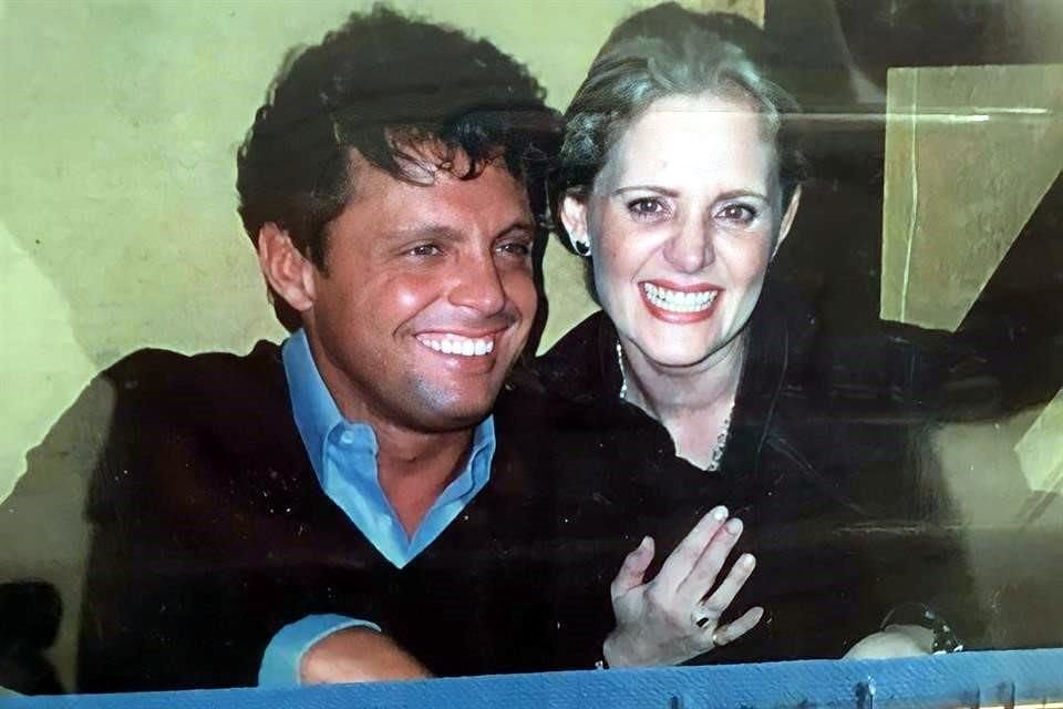 Érika Buenfil felicitó a Luis Miguel por su cumpleaños y aprovechó para compartir una foto en la que aparece muy contenta junto a él.