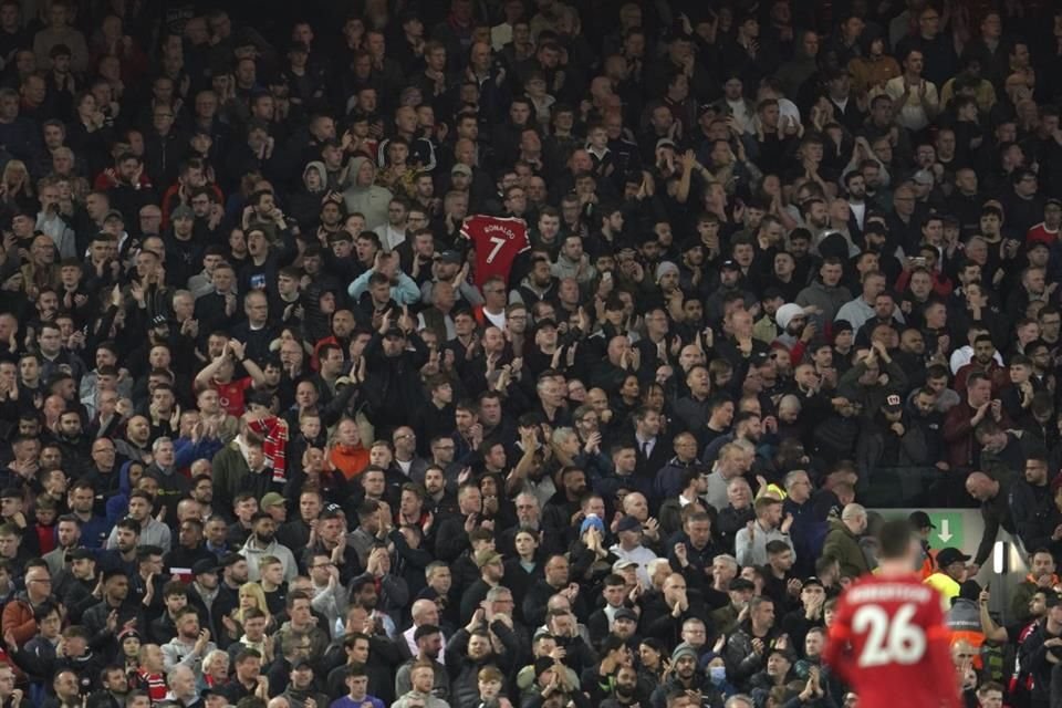 Aficionados de Liverpool y Manchester United dedicaron un minuto de aplausos.