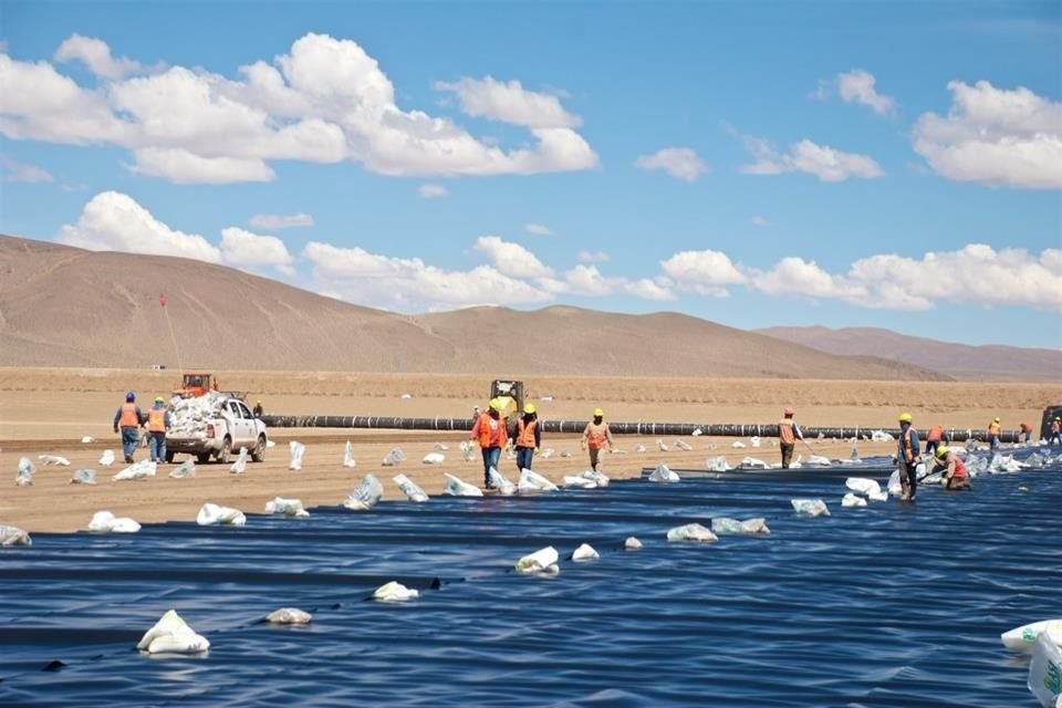 Trabajos de la minera china Ganfeng para la extracción de litio.