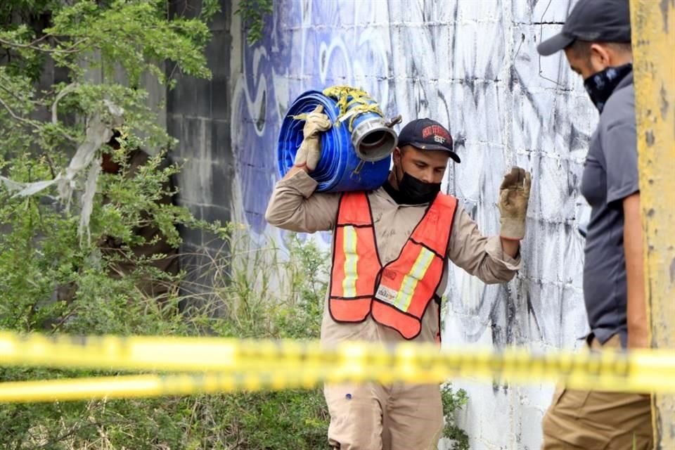 Personal de Agua y Drenaje de Monterrey se sumó a la búsqueda con cámaras especiales para tuberías.